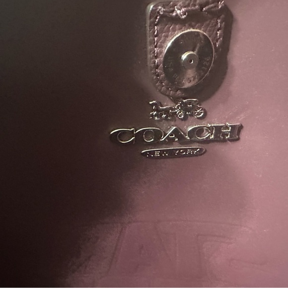 Coach Cream Tote Bag with Elegant Minimalist Design - Picture 5 of 6